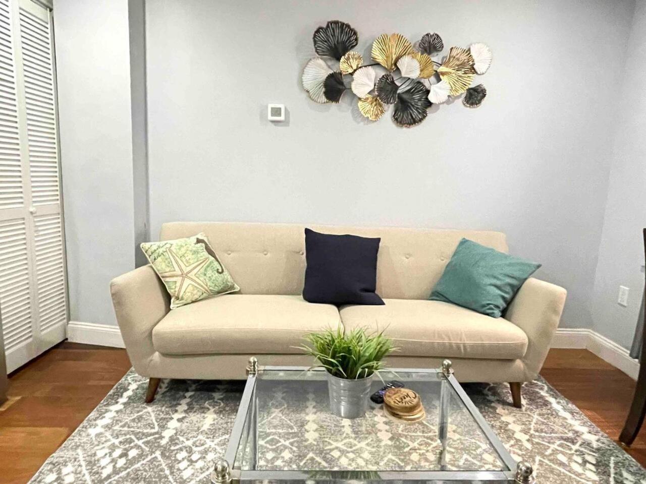 Downtown Hall Close By Kimmel Center 1bd Apartment